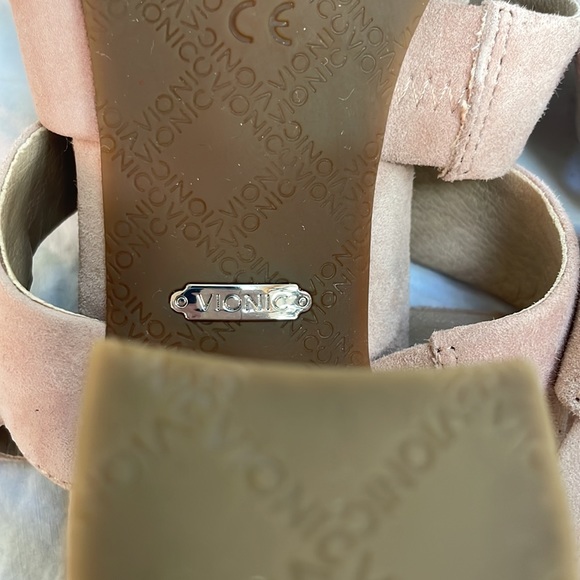 Vionic Heels - Picture 4 of 5